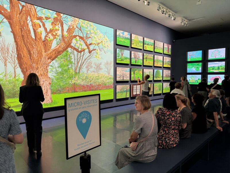 Une salle d'exposition à la Fondation Louis Vuitton, lors de l'exposition temporaire David Hockney 25 (en août 2025)