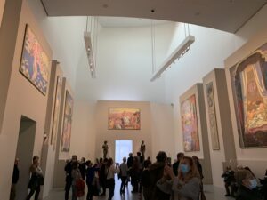 Des œuvres exposées dans la salle au plafond cathédrale, au dernier étage de la Fondation Louis Vuitton, lors de l'exposition Morozov (en mars 2022)