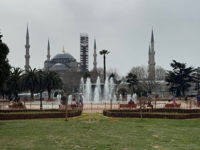 La vue sur la Mosquée Bleue et ses six minarets, depuis le parc du Sultan Ahmet, en face de Sainte-Sophie