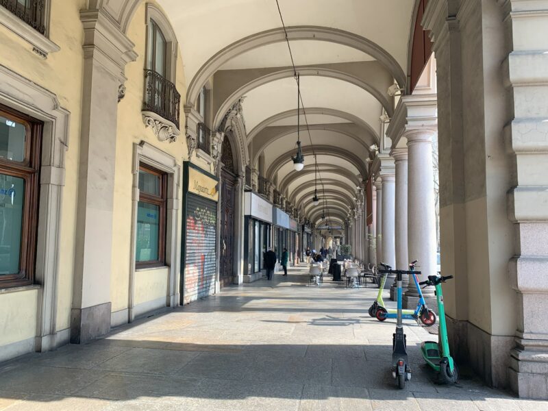 La vue sous une des nombreuses arcades caractéristiques de Turin, dans le Piémont (Italie)