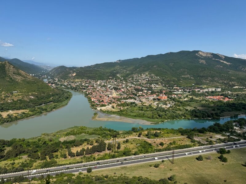 La vue sur Mtskheta depuis les hauteurs du monastère de Jvari, à la confluence des rivières Aragvi et Koura (dont les eaux sont de couleurs différentes)