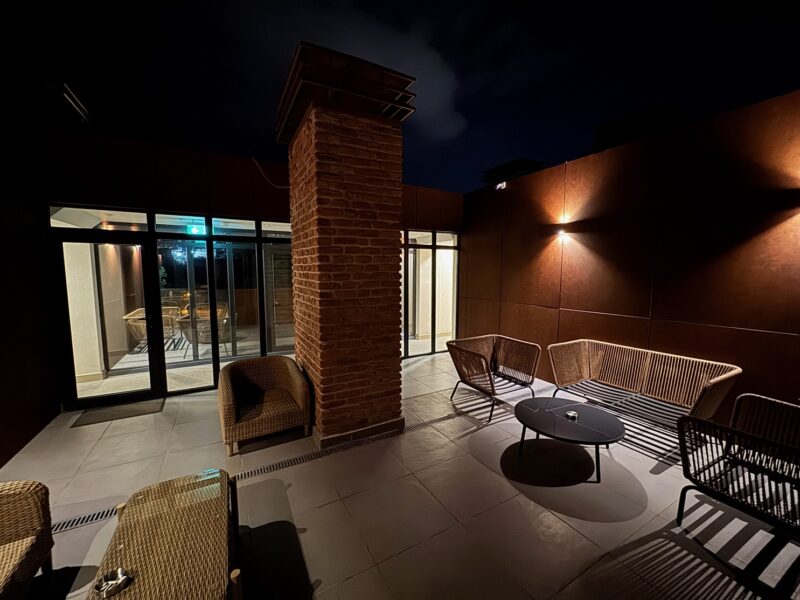 Vue sur l'une des deux terrasses au 5e étage du Monday Hotel by DNT Group à Tbilissi (Géorgie)