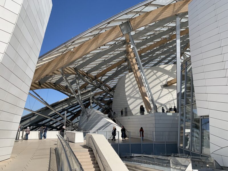 Vue sur les terrasses en extérieur de la Fondation Louis Vuitton