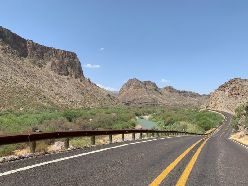 Vue sur le fleuve Rio Grande au Texas, le long de la Route 170 (River Road)