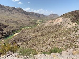 La vue sur la vallée du Rio Grande depuis Fandango Dom Rock, le long de la River Road au Texas (États-Unis)