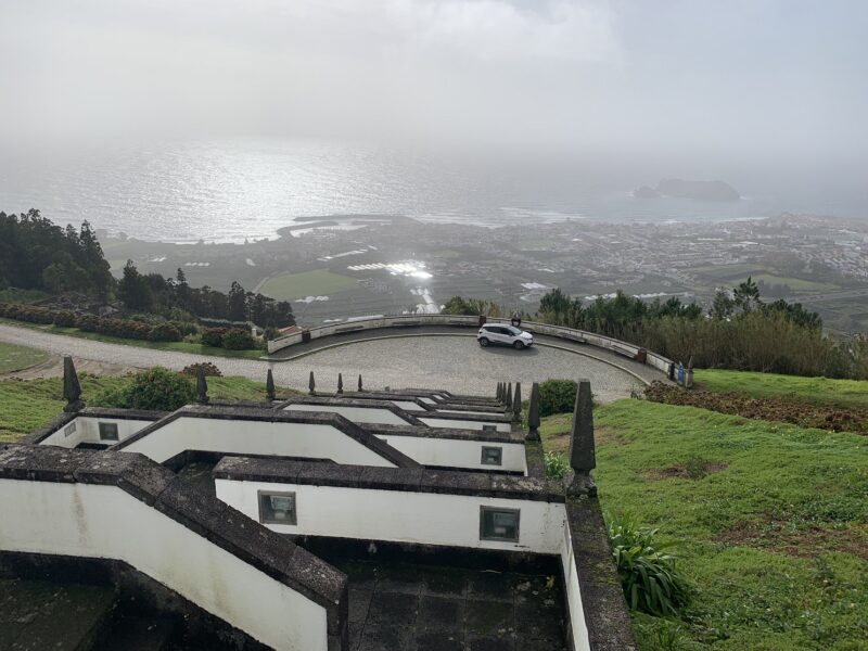 La vue sur Vila Franca do Campo depuis les hauteurs du sanctuaire de Nossa Senhora da Paz (archipel des Açores)