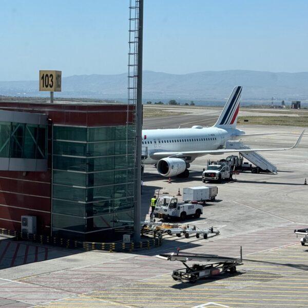 Vue sur l'Airbus A320 Sharklets (F-HEPK) qui opèrera mon vol retour entre Tbilissi et Paris