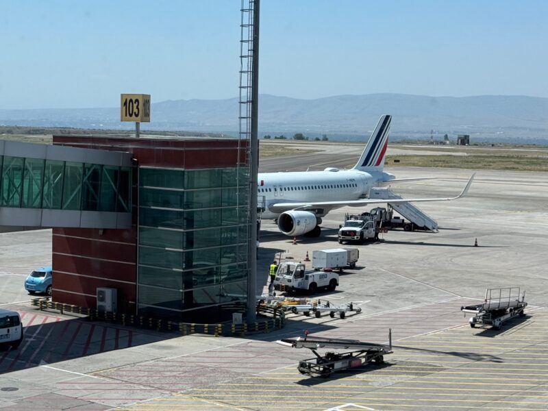 Vue sur l'Airbus A320 Sharklets (F-HEPK) qui opèrera mon vol retour entre Tbilissi et Paris