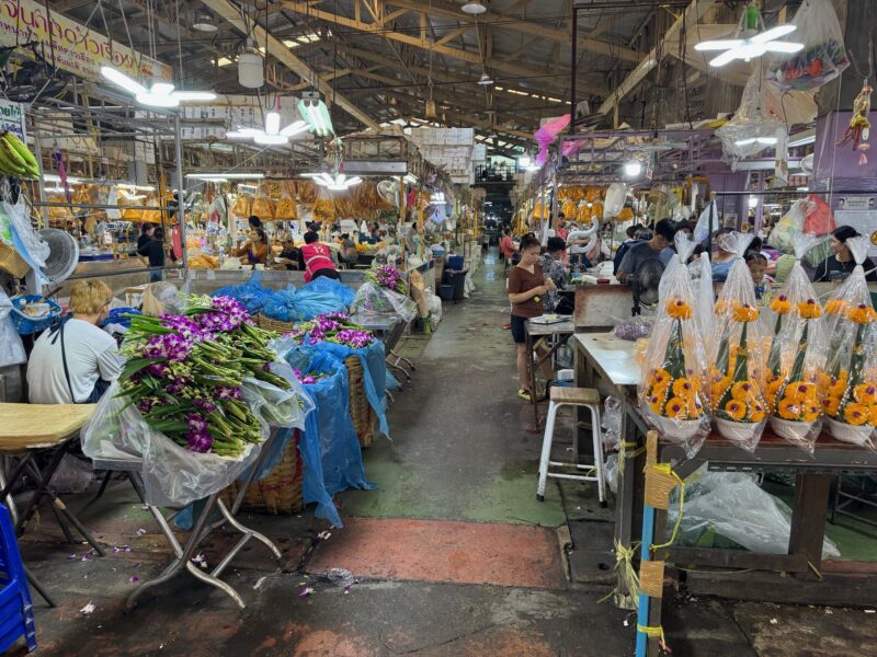 Vue dans les allées du marché aux fleurs de Bangkok, pendant la journée