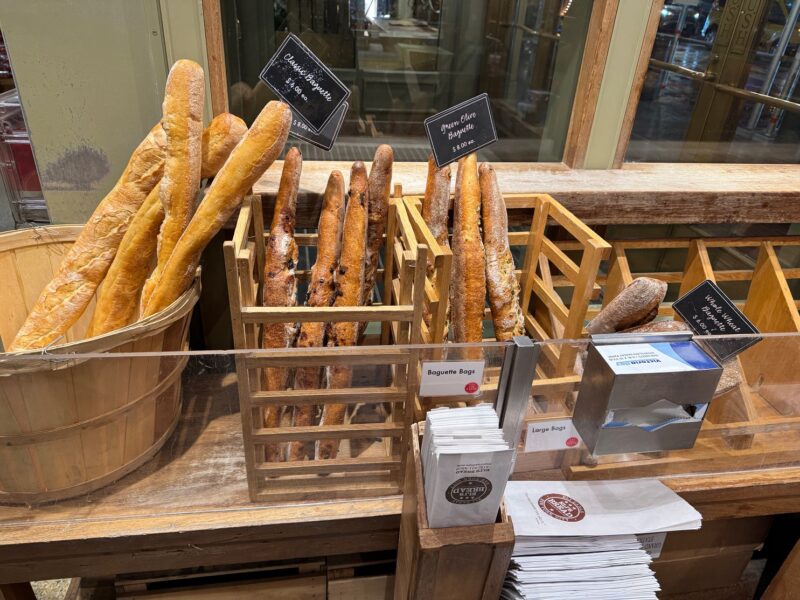 Des baguettes au comptoir de la boulangerie de Grand Central Market : comptez 6$ tout de même !