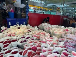 De nombreux bouquets de fleurs, en vente au marché de Pak Khlong Talat à Bangkok