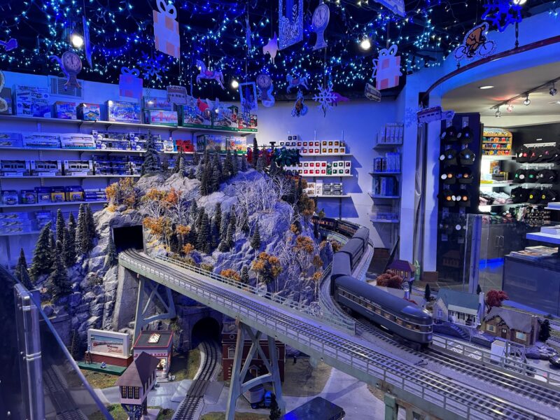 La boutique de l'antenne de Grand Central Station du New York Transit Museum, décorée pour les fêtes de fin d'année