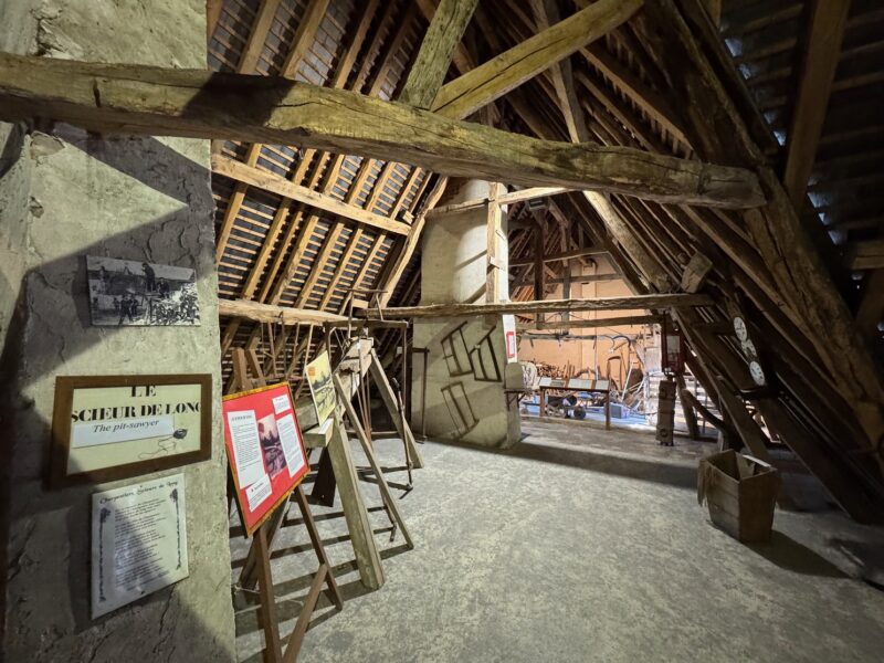 Sous la charpente du château, cette salle met en valeur les métiers du bois, qui peuvent compter sur les nombreux domaines forestiers de la Sologne