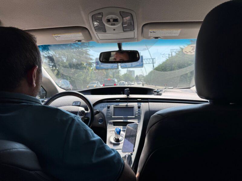 L'intérieur du taxi Bolt que j'ai utilisé pour aller à l'aéroport de Tbilissi depuis mon hôtel dans le centre-ville de la capitale géorgienne
