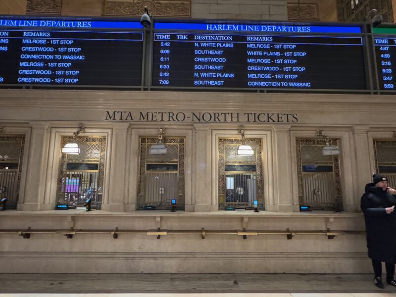 Les comptoirs emblématiques de la gare de Grand Central, où on peut acheter ses billets de train, avec le tableau des départs