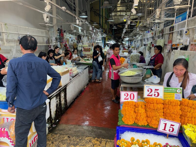 Même en pleine journée, le marché aux fleurs de Bangkok grouille de vendeurs, notamment pour préparer les offrandes