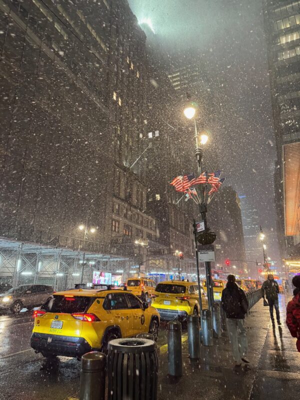 Une file de taxis jaunes qui stationne devant la gare de Grand Central Station à New York, pendant une averse de neige en janvier 2025