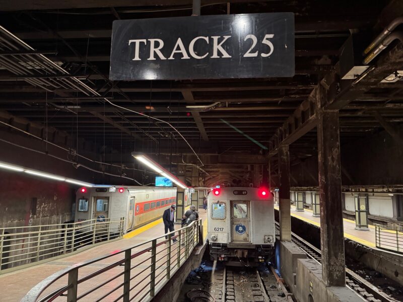 Vue sur la voie n°25 de la gare de Grand Central à New York, avec un train au départ