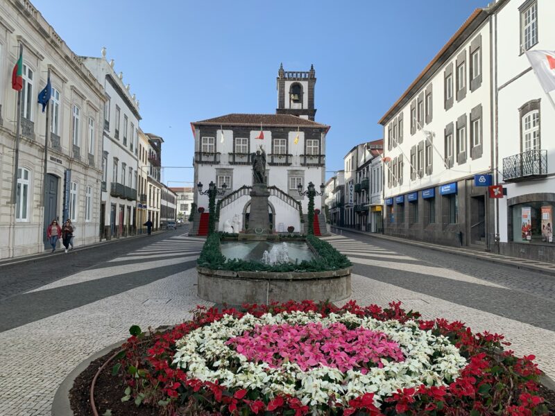 La fontaine devant l'hôtel de ville de Ponta Delgada, avec un parterre fleuri