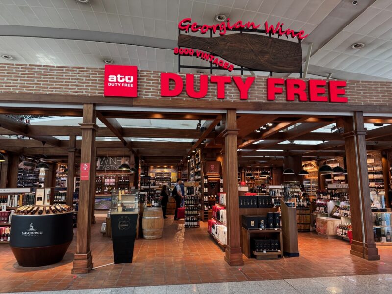 Après le filtre de sécurité, le magasin Duty Free vend de nombreux vins géorgiens (au moins deux fois plus cher que dans le centre-ville de Tbilissi)