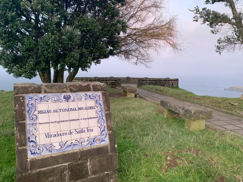 Le panneau en azulejos à l'approche du Miradouro de Santa Iria, sur l'île de São Miguel aux Açores (Portugal)