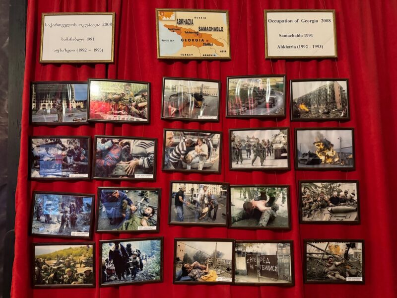 Des photos des conflits récents, dont l'occupation de Gori en 2008 par les Russes, exposées dans une petite salle au rez-de-chaussée du musée