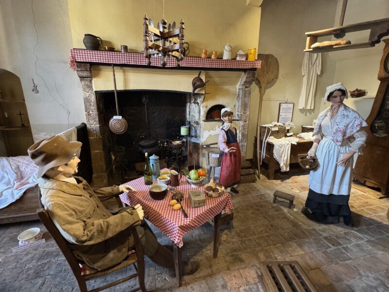 Cette salle du musée reconstitue l'intérieur d'un salon typique en Sologne au début du 20e siècle