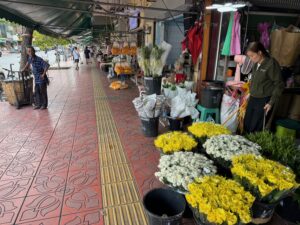 Des stands à l'extérieur du marché aux fleurs, le long de Chakkraphet Road