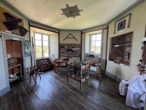 Cette salle permet de découvrir différents métiers d'antan : verrerie, charpenterie, dinanderie...
