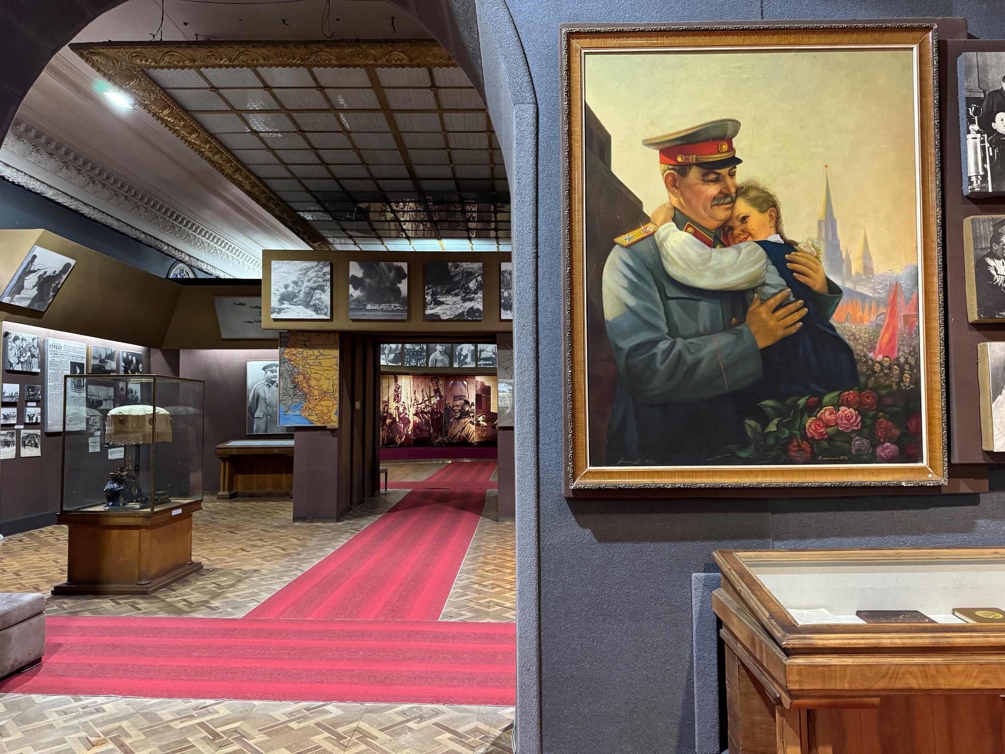 Vue sur des salles du musée Staline à Gori (Géorgie), avec au premier plan un portrait de Staline
