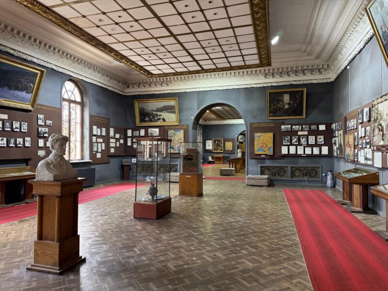 Vue sur l'une des salles d'exposition du musée Staline à Gori (Géorgie)