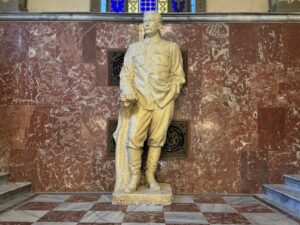 Vue sur la statue de Joseph Staline dans le hall du musée à Gori (Géorgie)