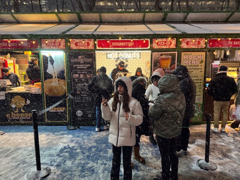 La file devant un vendeur de donuts au Winter Village de Bryant Park, à New York (États-Unis)