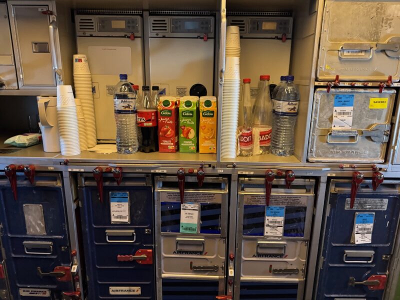 Pendant le vol, dans le galley arrière, des boissons sont disponibles en libre-service
