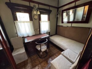 Un bureau avec une couchette, à l'intérieur du wagon blindé de Staline exposé devant le musée Staline à Gori (Géorgie)