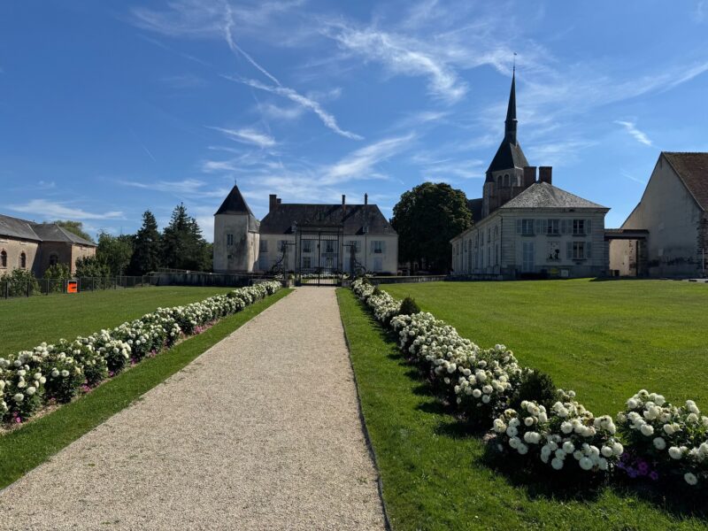 Vue à l'extérieur du château dans lequel se trouve le Musée des métiers d'antan, à Argent-sur-Sauldre (Cher)
