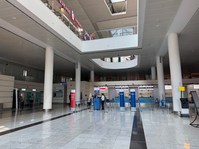 La vue sur les comptoirs Air France à l'enregistrement de mon vol à l'aéroport de Tbilissi (Géorgie)