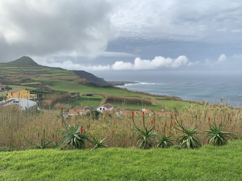 Une vue pittoresque sur les champs, les côtes et l'océan depuis une route de l'île de São Miguel, dans l'archipel des Açores au Portugal