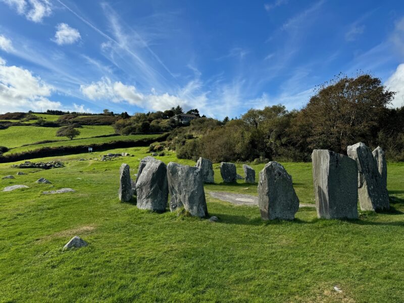 Le cercle de pierres du cromlech de Drombeg, dans le comté de Cork (Irlande)