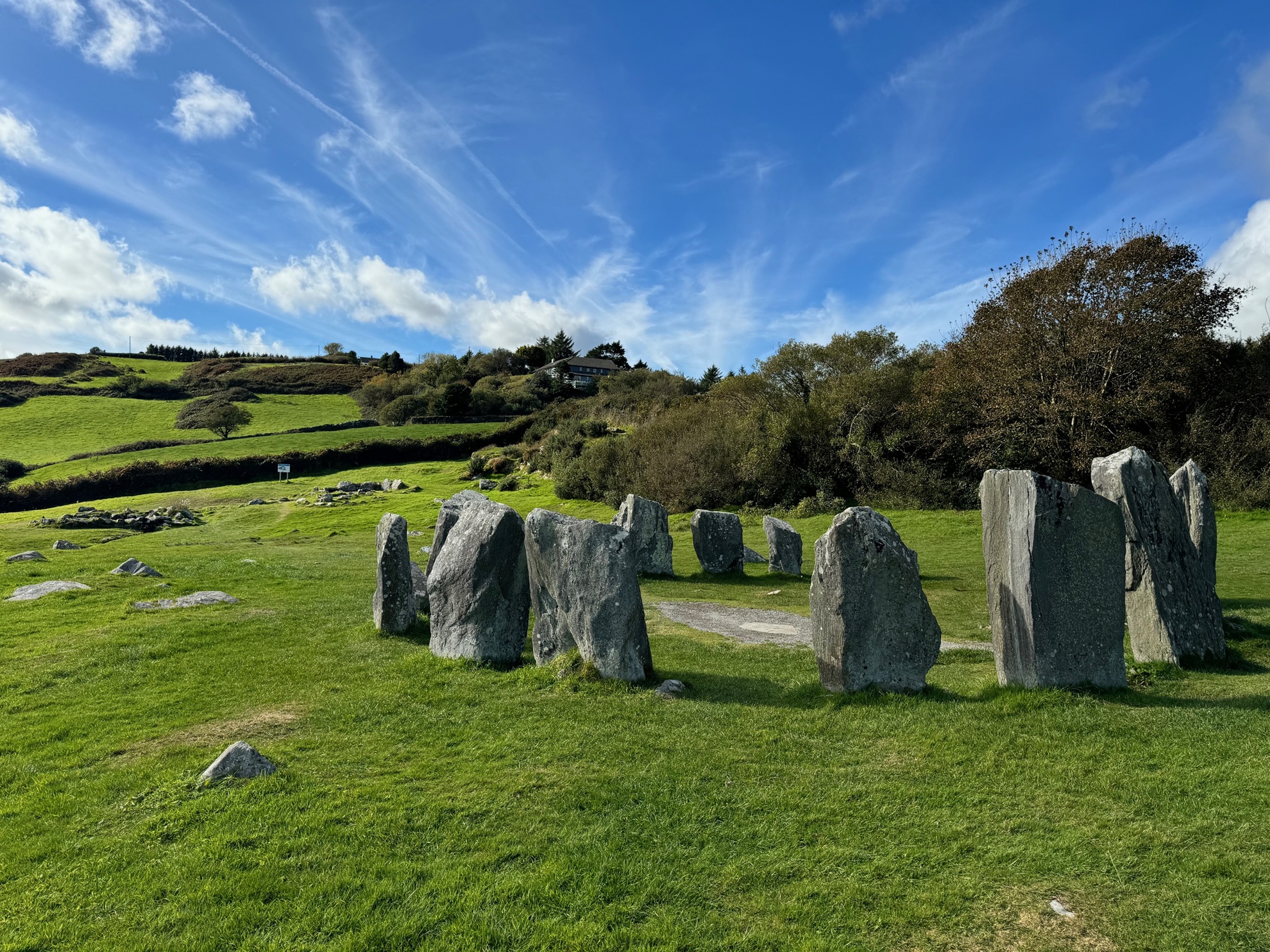 Le cercle de pierres du cromlech de Drombeg, dans le comté de Cork (Irlande)