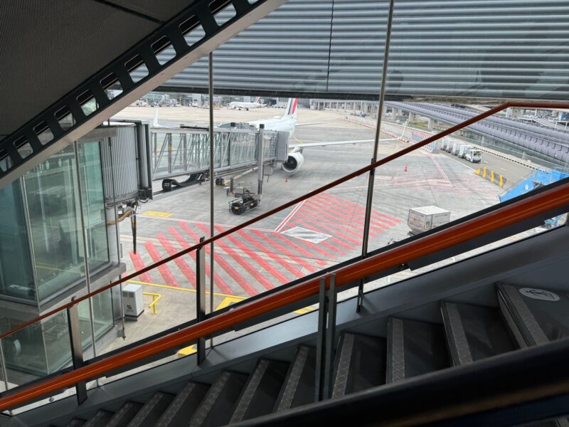 Vue au débarquement du vol AF1053, au niveau du hall L du terminal 2E de l'aéroport de Paris-Roissy Charles de Gaulle