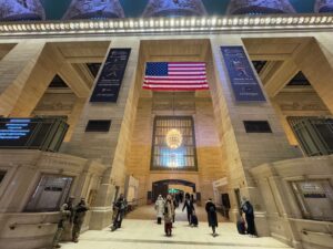 La vue sur le drapeau américain à l'intérieur du Grand Central Terminal, du côté du Vanderbilt Hall