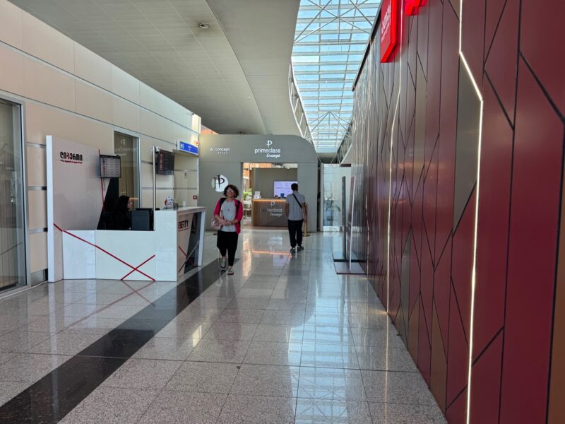 L'entrée du salon Prime Class, à l'aéroport de Tbilissi (Géorgie)
