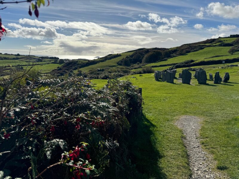 Le cromlech de Drombeg se trouve au milieu de la campagne irlandaise, avec un joli panorama sur les environs et l'océan Atlantique au loin