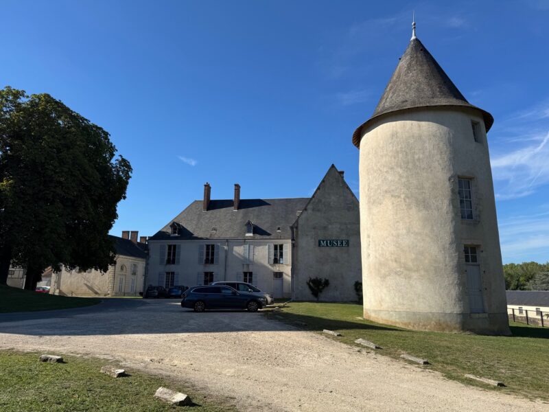 La vue à l'extérieure du Musée des métiers d'antan à Argent-sur-Sauldre (Cher), à l'arrière du château