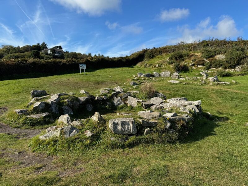 La vue sur le fulacht fiadh, cette sorte de cuisine en plein air, sur le site du cromlech de Drombeg, dans le comté de Cork