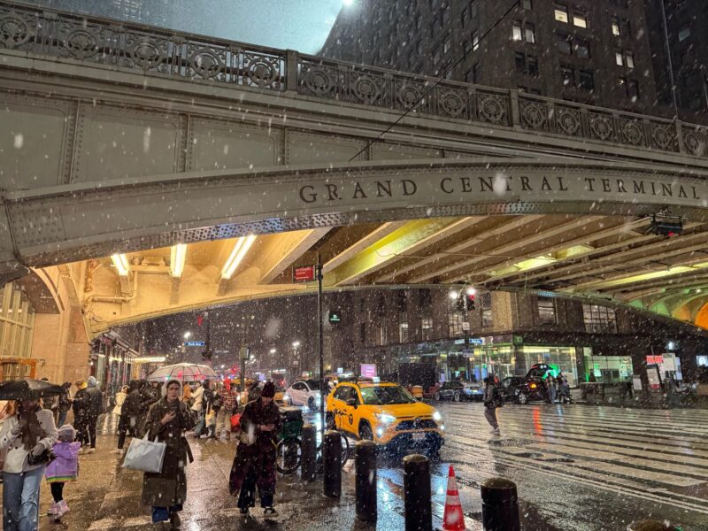 La vue sur le pont devant Grand Central Terminal, devant l'entrée principale sur la 42e rue, pendant une averse de neige