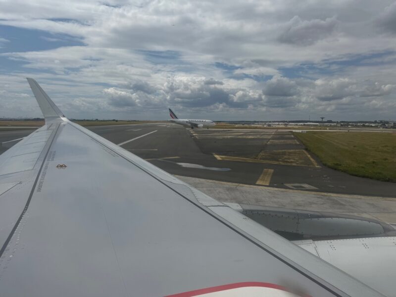 Un Airbus A318 d'Air France, aperçu depuis le hublot lors du roulage à l'aéroport de Paris-Roissy Charles de Gaulle