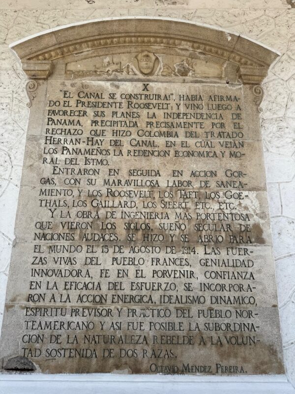 L'une des inscriptions relatant l'histoire de la construction du canal de Panama, autour du monument sur la Plaza de Francia