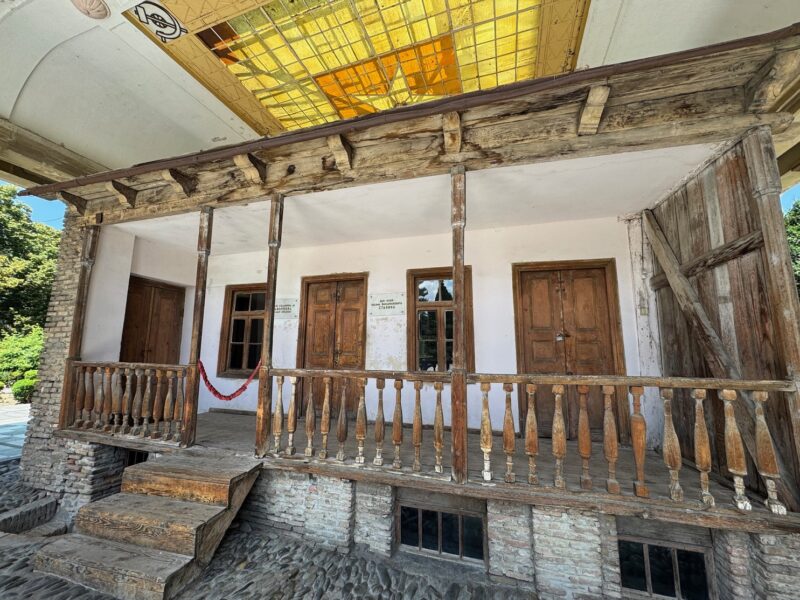 La maison natale de Staline, né à Gori en 1878, est fièrement exposée en face du musée